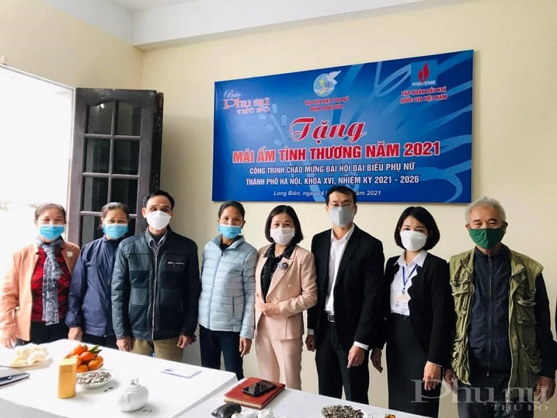 Các đại biểu chúc mừng gia đình chị