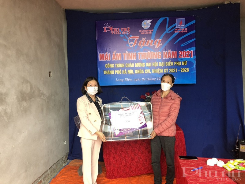 Đồng chí Trần Thị Việt Hoa, Phó Chủ tịch Hội LHPN quận Long Biên tặng qua cho gia đình bà
