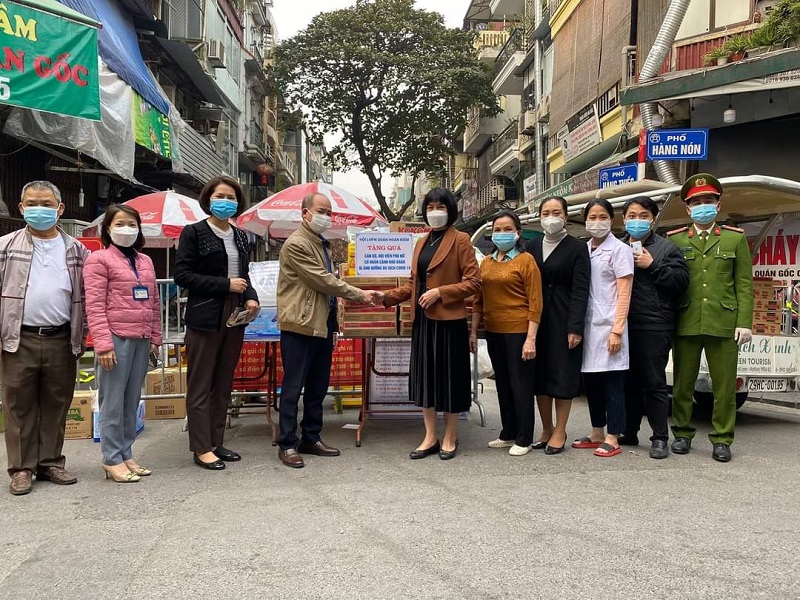 Hội LHPN quận Hoàn Kiếm tặng quà cho lực lượng phòng chống dịch
