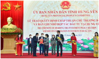 Ông Trần Quốc Văn – Chủ tịch tỉnh Hưng Yên trao quyết định đầu tư nhà máy sữa cho bà Mai Kiều Liên – Tổng Giám đốc Vinamilk kiêm Chủ tịch HĐQT Vilico