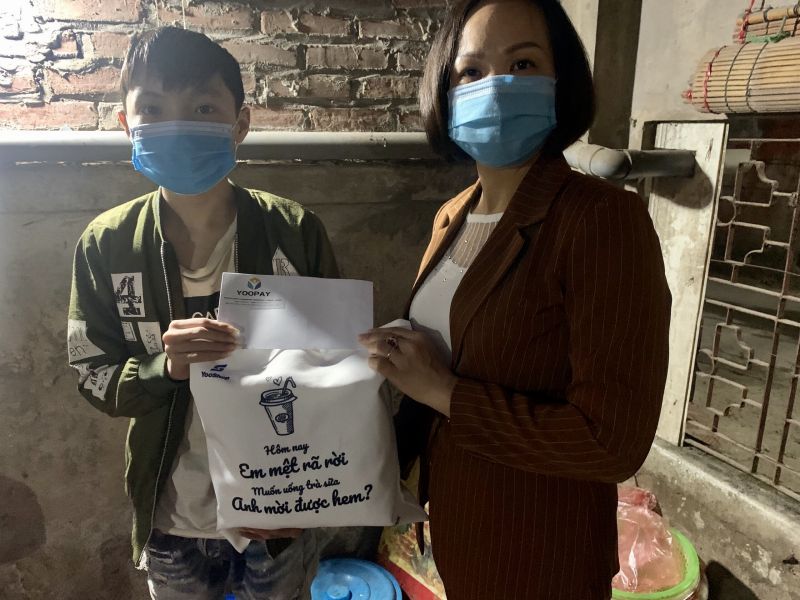 Chủ tịch Hội LHPN quận Hà Đông Lại Hà Phương (bên phải) trao quà nhân dịp Noel và năm mới 2022 cho trẻ em có hoàn cảnh khó khăn trên địa bàn quận