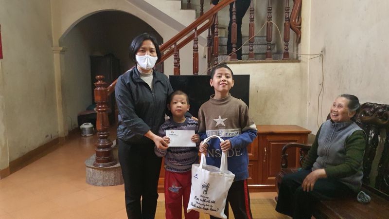 Niềm vui của các em và gia đình...