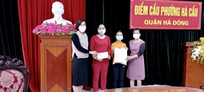 ... khi được nhận món quà của tổ chức Hội