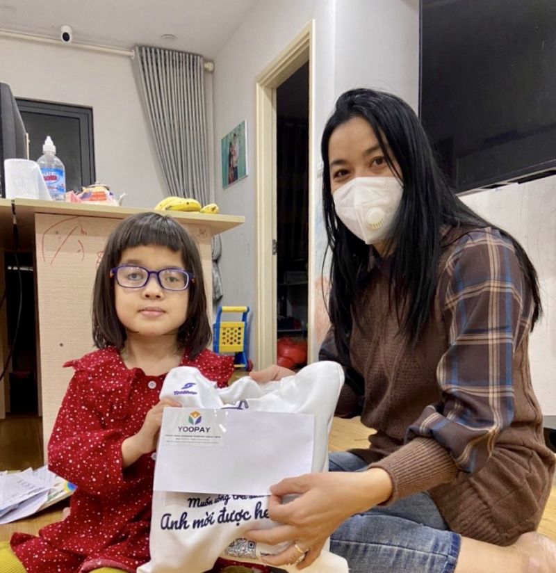 Hội LHPN quận Hà Đông tặng quà phụ nữ và trẻ em dịp Noel và năm mới 2022 - ảnh 3