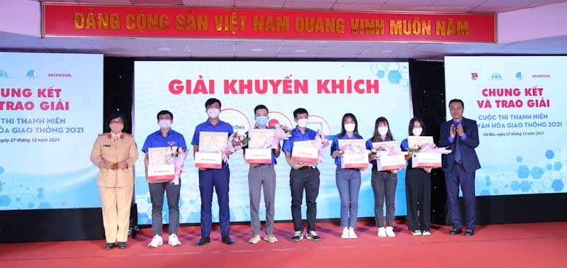 BTC trao giải khuyến khích cuộc thi cho các thí sinh