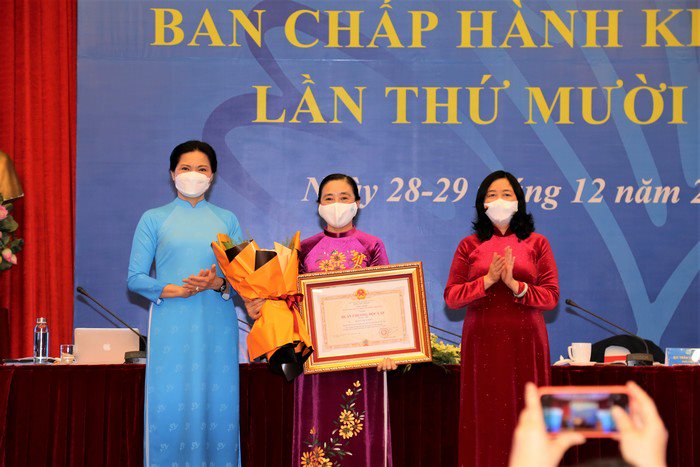 Đồng chí Bùi Thị Minh Hoài, Trưởng Ban Dân vận TƯ ( người đầu bên phải) và đồng chí Hà Thị Nga,  Chủ tịch Hội LHPN Việt Nam  (người đầu bên trái) trao Huân chương Độc lập hạng Nhì cho bà Hoàng Thị Ái Nhiên, nguyên Phó Chủ tịch Thường trực Hội LHPN Việt Nam