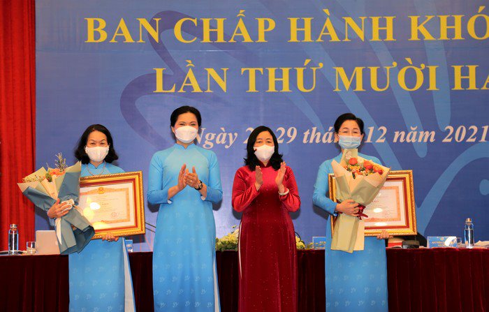 Đồng chí Bí thư TƯ Đảng, Trưởng Ban Dân vận TƯ Bùi Thị Minh Hoài (thứ 3 từ trái qua); Ủy viên TƯ Đảng, Chủ tịch Hội LHPN Việt Nam Hà Thị Nga (thứ 2 từ trái qua) trao tặng Bằng khen của Thủ tướng Chính phủ cho bà Bùi Thị Hòa, Bí thư Đảng đoàn Hội Chữ thập đỏ Việt Nam, nguyên Phó Chủ tịch Thường trực Hội LHPN Việt Nam; bà Trần Thị Hương, Phó Chủ tịch Hội LHPN Việt Nam, vì đã có thành tích trong công tác bầu cử Đại biểu Quốc hội khóa XV và Hội đồng Nhân dân các cấp nhiệm kỳ 2021-2026.