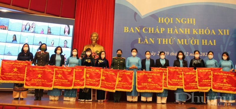 Đồng ch&iacute; H&agrave; Thị Nga, Chủ tịch Hội LHPN Việt Nam tặng Cờ thi đua cho c&aacute;c tập thể