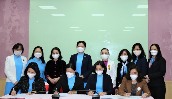 Các đại biểu lãnh đạo Trung Ương Hội LHPN Việt Nam tham dự  và chứng kiến lễ ký kết chương trình thi đua của cụm 5 TP trực thuộc Trung ương ( 1 đơn vị Cần Thơ tham dự trực tuyến)