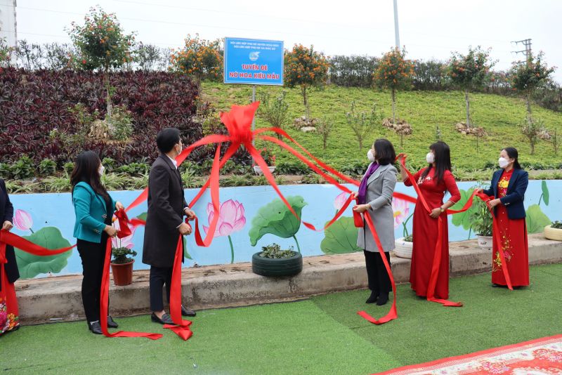 Các đồng chí lãnh đạo Thành Hội, Huyện uỷ Hoài Đức thực hiện nghi thức khởi động mô hình tuyến đê nở hoa kiểu mẫu