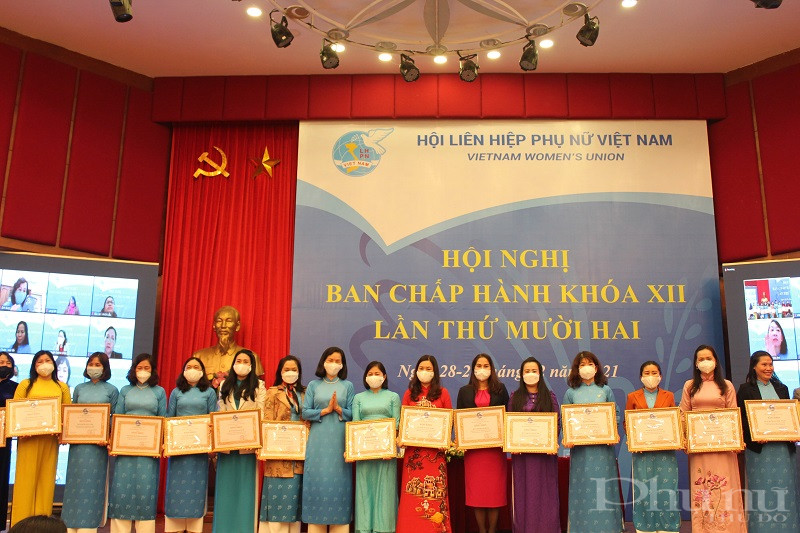 Đồng ch&iacute; Nguyễn Thị Minh Hương, Ph&oacute; Chủ tịch Hội LHPN Việt Nam tặng Bằng khen cho c&aacute;c tập thể