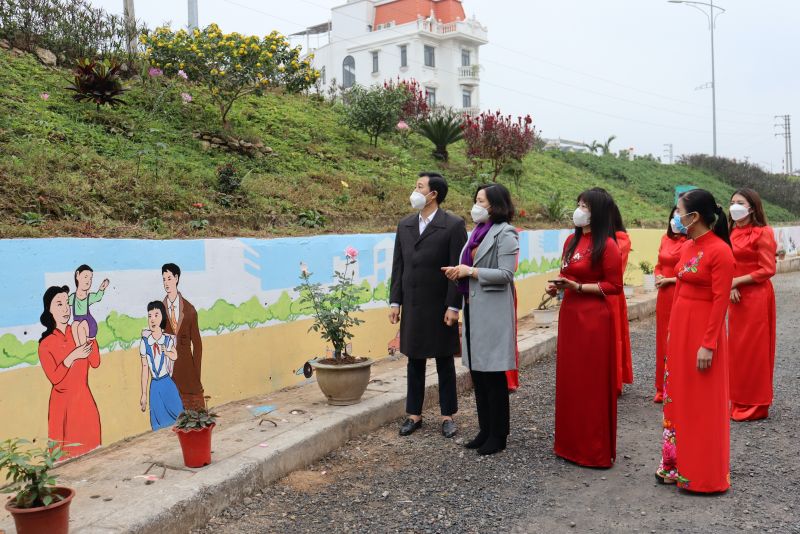 Tuyến đê nở hoa kiểu mẫu góp phần xây dựng cảnh quan môi trường xanh - sạch - đẹp cho xã nông thôn mới Đắc Sở