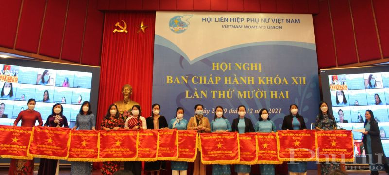 Đồng ch&iacute; Trần Thị Hương, Ph&oacute; Chủ tịch Hội LHPN Việt Nam trao Cờ thi đua cho c&aacute;c tập thể