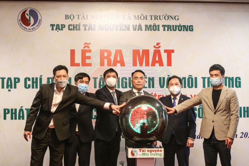C&aacute;c đại biểu thực hiện nghi thức bấm n&uacute;t ra mắt Tạp ch&iacute; điện tử T&agrave;i nguy&ecirc;n v&agrave; M&ocirc;i trường.