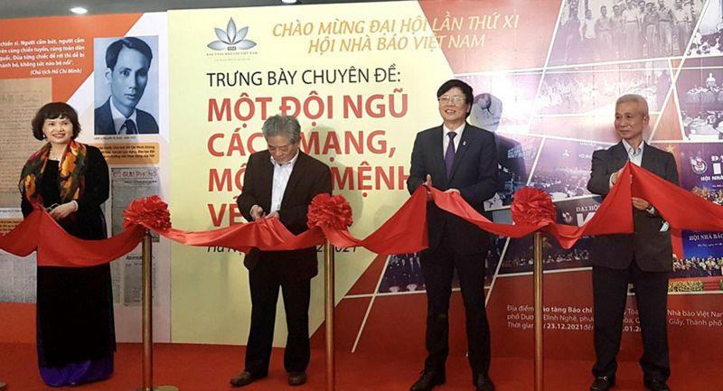 Các đại biểu cắt băng khai mạc phòng trưng bày chuyên đề Hội Nhà báo Việt Nam: Một đội ngũ cách mạng, một sứ mệnh vẻ vang chào mừng Đại hội Các đại biểu cắt băng khai mạc phòng trưng bày chuyên đề Hội Nhà báo Việt Nam: Một đội ngũ cách mạng, một sứ mệnh vẻ vang chào mừng Đại hội
