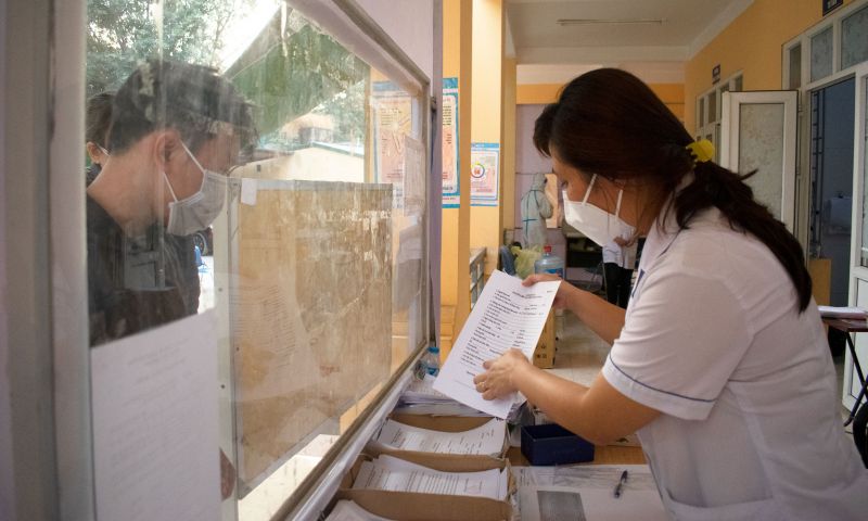 Nhân viên Trạm y tế phường Định Công hướng dẫn người dân kê khai dịch tễ Nhân viên Trạm y tế phường Định Công hướng dẫn người dân kê khai dịch tễ