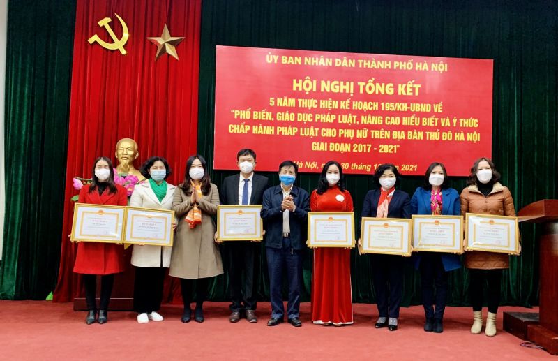 Các cá nhân được khen thưởng vì có thành tích xuất sắc trong công tác phổ biến, giáo dục pháp luật cho phụ nữ giai đoạn 2017-2021 Các cá nhân được khen thưởng vì có thành tích xuất sắc trong công tác phổ biến, giáo dục pháp luật cho phụ nữ giai đoạn 2017-2021