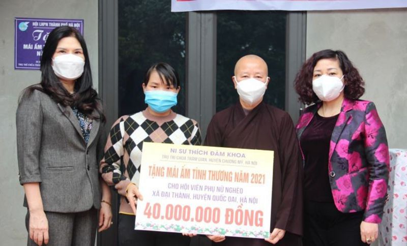 Đồng chí Lê Thị Thiên Hương (ngoài cùng bên phải), ni sư Thích Đàm Khoa trao kinh phí hỗ trợ cho chị Nguyễn Thị Thủy