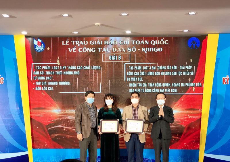 Chị Nguyễn Thị H&agrave;, Thư k&yacute; To&agrave; soạn b&aacute;o Phụ nữ Thủ đ&ocirc; nhận giải Ba c&aacute; nh&acirc;n v&agrave; Giải Nh&igrave; Tập thể trong Lễ Trao giải b&aacute;o ch&iacute; to&agrave;n quốc về vấn đề d&acirc;n số