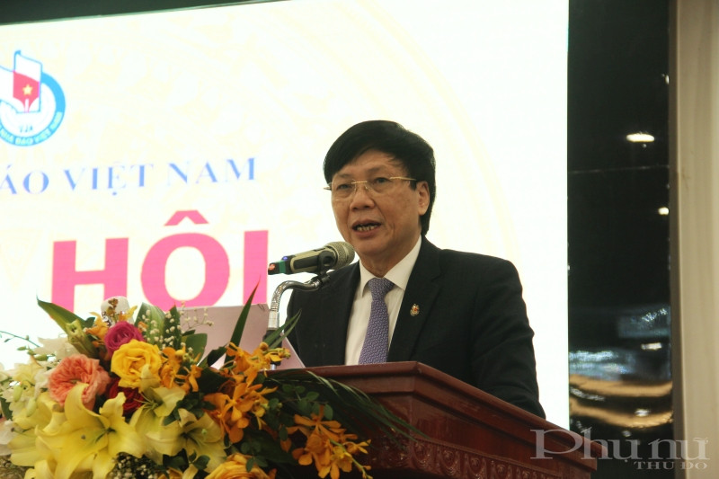 Phó Chủ tịch Thường trực Hội Nhà báo Việt Nam Hồ Quang Lợi trình bày tổng hợp tiếp thu góp ý Báo cáo chính trị trình Đại hội XI Hội Nhà báo Việt Nam.