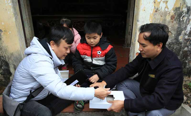 Có được một chiếc máy tính bảng để phục vụ cho việc học online là niềm mong mỏi của nhiều gia đình có hoàn cảnh khó khăn Có được một chiếc máy tính bảng để phục vụ cho việc học online là niềm mong mỏi của nhiều gia đình có hoàn cảnh khó khăn