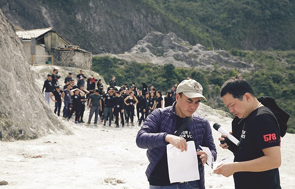 Đạo diễn Lương Đình Dũng trên phim trường phim 578