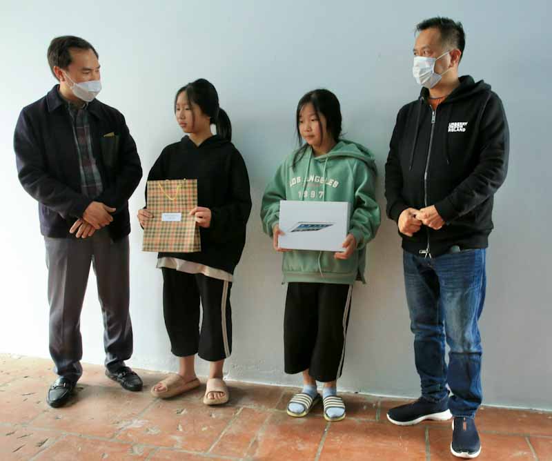 Con rất vui khi nhận được món quà là máy tính để phục vụ cho việc học tập. Con sẽ cố gắng chăm học để đạt được kết quả tốt nhất. Mục tiêu của con năm nay là đạt học sinh giỏi Con rất vui khi nhận được món quà là máy tính để phục vụ cho việc học tập. Con sẽ cố gắng chăm học để đạt được kết quả tốt nhất. Mục tiêu của con năm nay là đạt học sinh giỏi