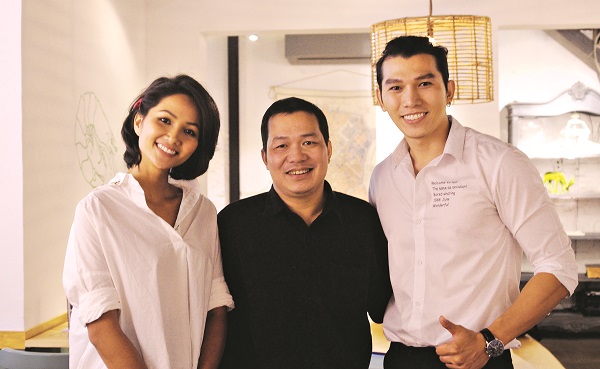 Đạo diễn Lương Đình Dũng và hoa hậu H’Hen Nie, nam vương Ngọc Tình