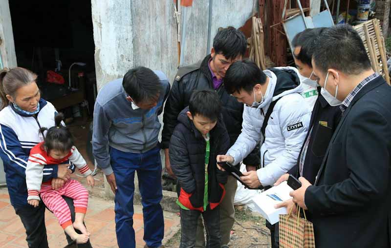 Hầu hết các trường hợp trước khi được tặng thiết bị học tập đều phải mượn điện thoại của hàng xóm để học... Hầu hết các trường hợp trước khi được tặng thiết bị học tập đều phải mượn điện thoại của hàng xóm để học...