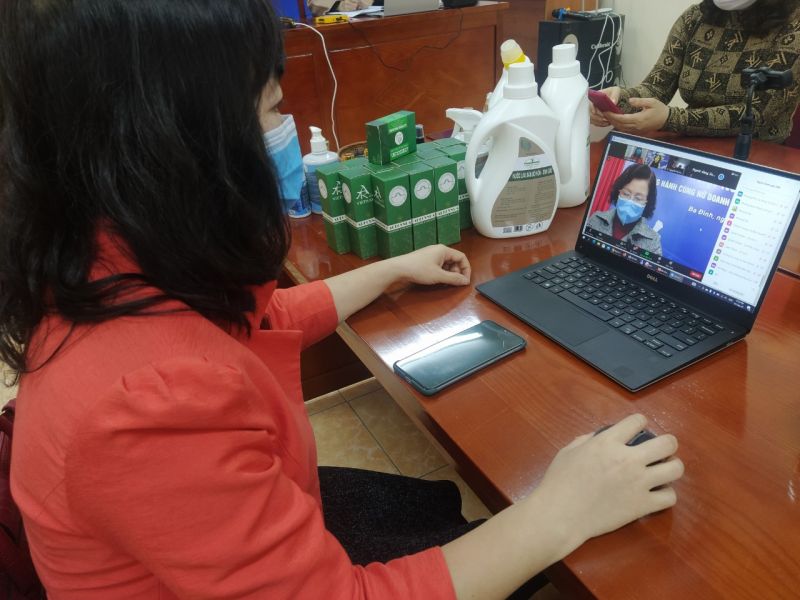 Đại biểu theo dõi tọa đàm theo hình thức trực tuyến Đại biểu theo dõi tọa đàm theo hình thức trực tuyến