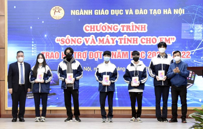 C&aacute;c học sinh kh&oacute; khăn được nhận thiết bị học tập trực tuyến