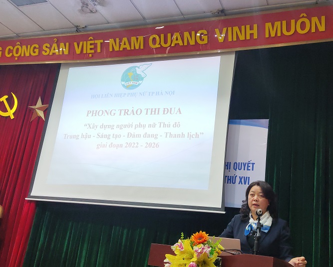 Đồng chí Nguyễn Thị Thu Thủy, Phó Chủ tịch Thường trực Hội LHPN Hà Nội  trình bày về dự thảo Kế hoạch tổ chức phong trào thi đua trong nhiệm kỳ 2021- 2026
