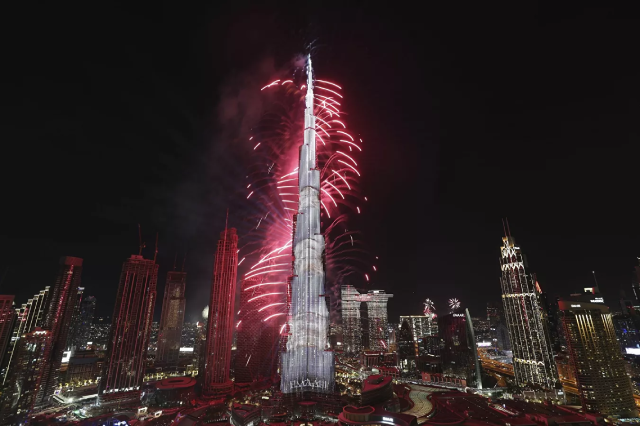 Burj Khalifa trong lễ bắn pháo hoa mừng năm Mới ở UAE. Burj Khalifa trong lễ bắn pháo hoa mừng năm Mới ở UAE.