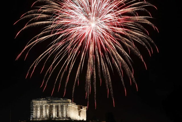 Điện Pantheon trong màn pháo hoa Năm Mới ở Hy Lạp. Điện Pantheon trong màn pháo hoa Năm Mới ở Hy Lạp.