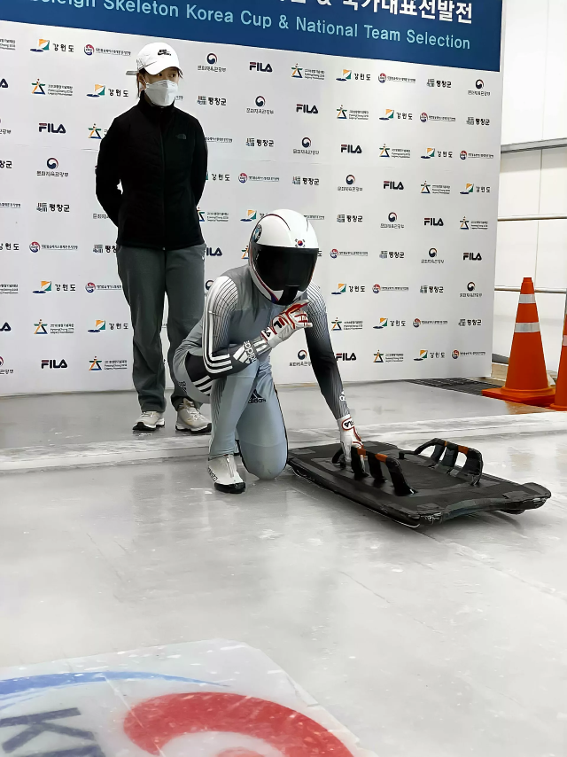 Vận động viên Skeleton Vân Khánh trong buổi luyện tập tại nước ngoài. Vận động viên Skeleton Vân Khánh trong buổi luyện tập tại nước ngoài.