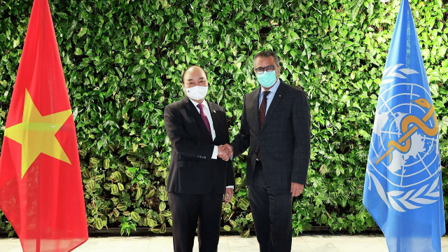 Chủ tịch nước Nguyễn Xuân Phúc gặp Tổng Giám đốc WHO Tedros Adhanom Ghebreyesus. Chủ tịch nước Nguyễn Xuân Phúc gặp Tổng Giám đốc WHO Tedros Adhanom Ghebreyesus.