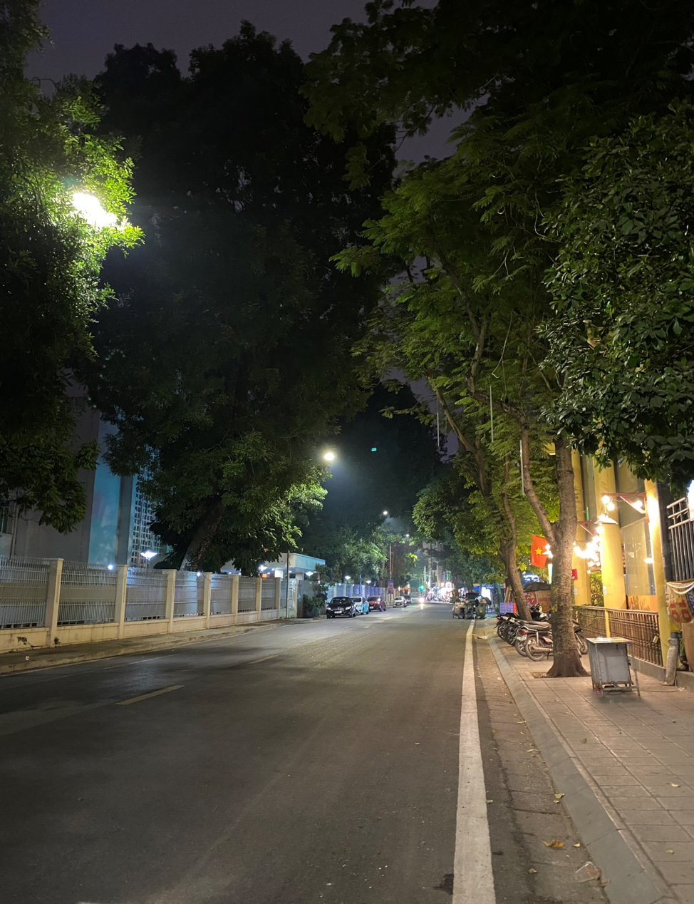 Phố Bà Triệu cũng thưa thớt người đi lại so với không khí nhộn nhịp những năm trước