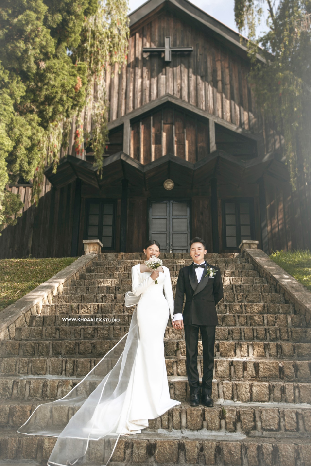 Phan Mạnh Quỳnh và bạn gái Khánh Vy chính thức tổ chức hôn lễ tại nhà thờ Giáo xứ Vạn Phần, Nghệ An. Phan Mạnh Quỳnh và bạn gái Khánh Vy chính thức tổ chức hôn lễ tại nhà thờ Giáo xứ Vạn Phần, Nghệ An.