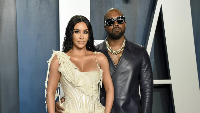 Kim Kardashian bắt đầu thủ tục ly hôn với chồng Kanye West sau 7 năm chung sống. Kim Kardashian bắt đầu thủ tục ly hôn với chồng Kanye West sau 7 năm chung sống.