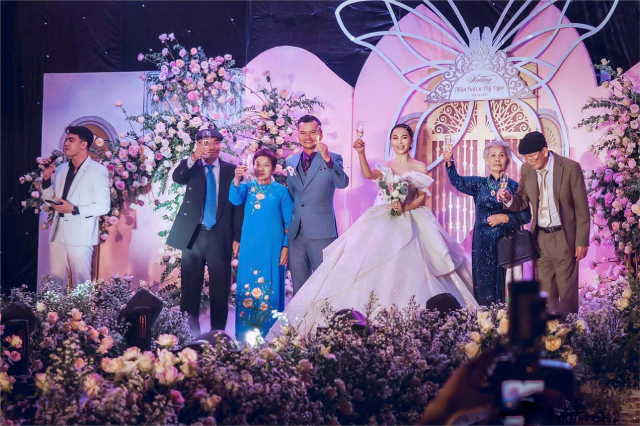 Đám cưới xa hoa của Mỹ Ngọc Bolero. Đám cưới xa hoa của Mỹ Ngọc Bolero.