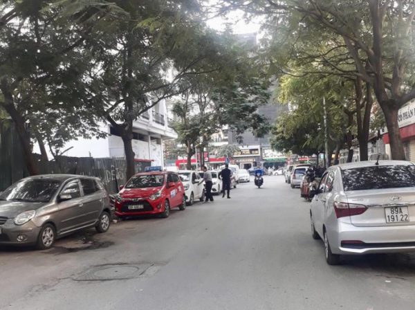 Xử phạt hàng trăm bãi gửi, trông giữ xe trái phép trong năm 2021 - ảnh 1