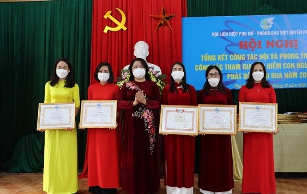 Tại hội nghị tổng kết, nhiều tập thể, các nhân được Trung ương Hội LHPN Việt Nam, Hội LHPN thành phố Hà Nội, UBND huyện và Hội LHPN huyện tặng Bằng khen, Giấy khen đã có thành tích xuất sắc trong thực hiện nhiệm vụ công tác Hội và các phong trào thi đua.