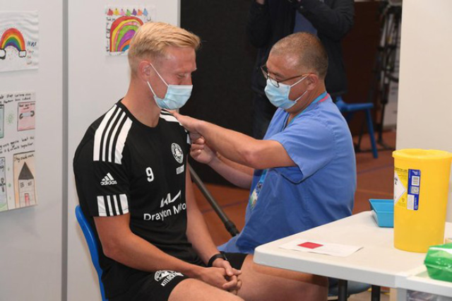 Giáo sư Van Tam tiêm ngừa COVID-19 cho một cầu thủ Boston United.
