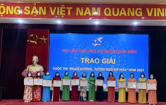 Hội LHPN quận trao giải cho các đơn vị trong cuộc thi Đoạn đường, tuyến ngõ nở hoa năm 2021 Hội LHPN quận trao giải cho các đơn vị trong cuộc thi Đoạn đường, tuyến ngõ nở hoa năm 2021