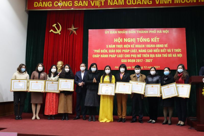 Các tập thể có thành tích xuất sắc được biểu dương khen thưởng tại hội nghị Các tập thể có thành tích xuất sắc được biểu dương khen thưởng tại hội nghị