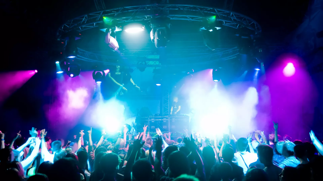 C&aacute;c qu&aacute;n bar, karaoke, massage tại TP.HCM được ph&eacute;p hoạt động trở lại từ 10/1.