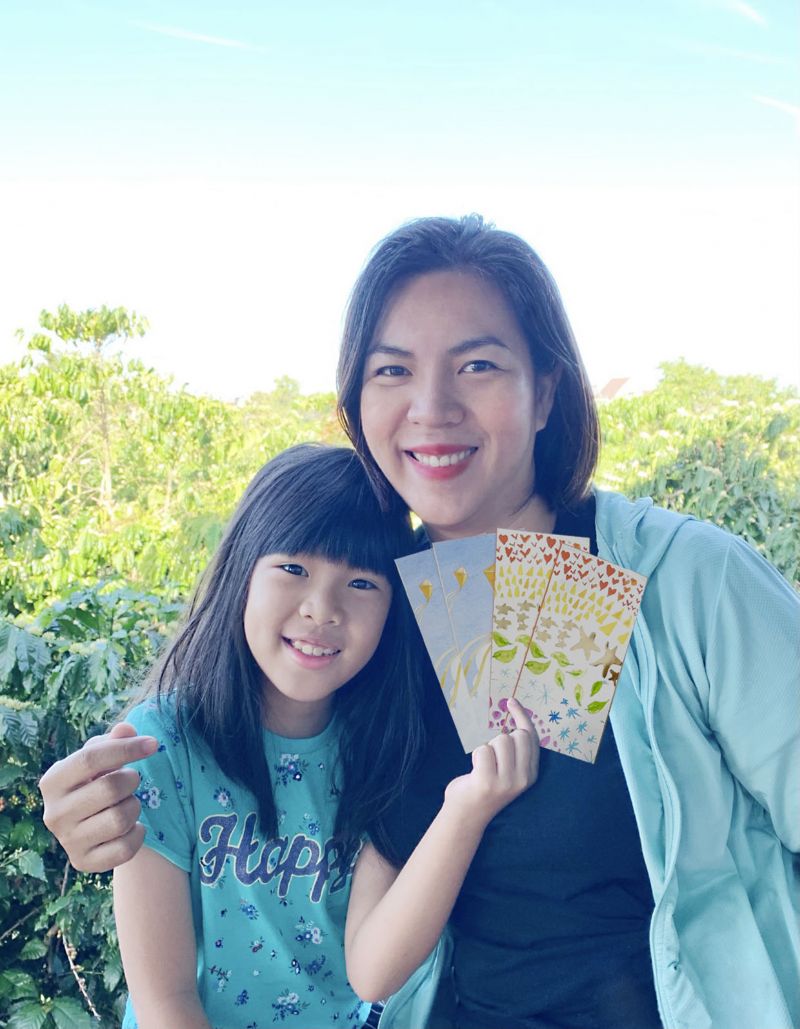 Bé Hà Ân cùng mẹ và những phong bao lì xì