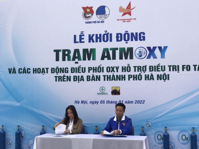 Đại diện Thành đoàn - Hội LHTN Thành phố  ký kết chuyển giao mô hình ATM Oxy và trao biển tượng trưng cho các quận, huyện, thị xã trên địa bàn Thành phố