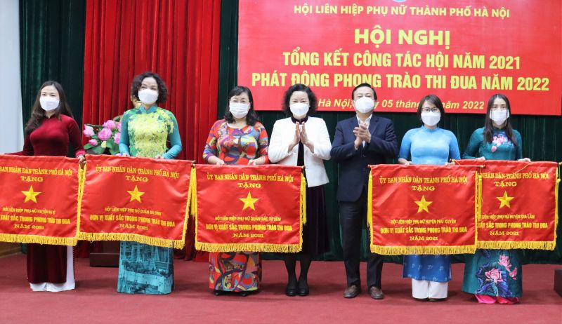 Các đồng chí lãnh đạo Ban Dân vận Thành uỷ, Ban Tuyên giáo Thành uỷ trao Cờ thi đua của UBND TP cho các đơn vị có thành tích xuất sắc trong phong trào thi đua năm 2021