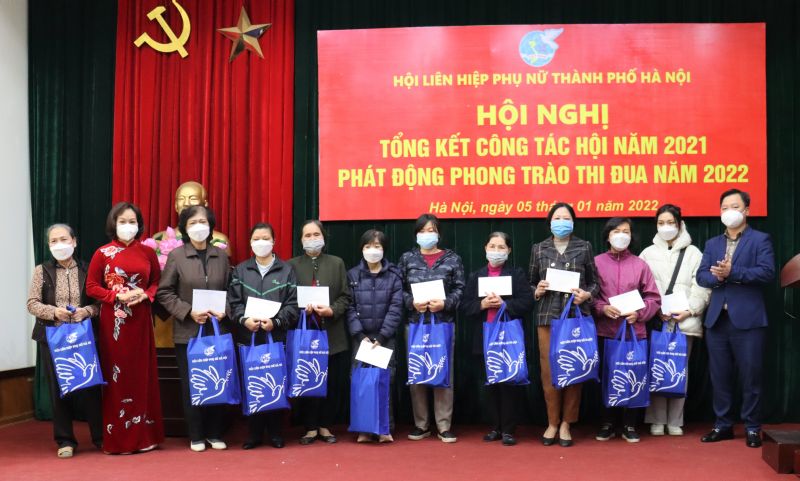 Các đồng chí: Nguyễn Sỹ Trường - Phó Chủ tịch Uỷ ban Mặt trận Tổ quốc TP Hà Nội và Phạm Thị Thanh Hương - Phó Chủ tịch Hội LHPN Hà Nội trao tặng quà cho phụ nữ có hoàn cảnh khó khăn nhân dịp Tết Nguyên đán Nhâm Dần 2022